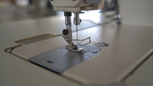 Tuas sepatu penindas terkomputerisasi yang bisa disesuaikan